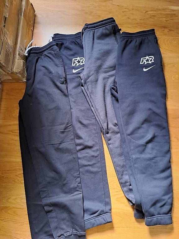 Pantaloni: Junge Trainerhose 158-170,4Stück – Usato da Zürich venduto da Simonikus