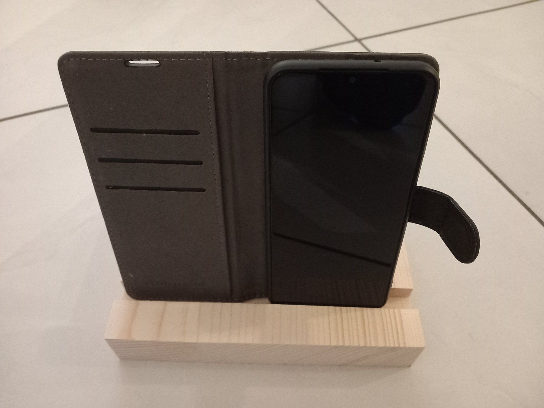 Supporti a parete: IPhone-Natelhalter aus Holz – Usato da Steffisburg venduto da Bosihalte-Salbei 4