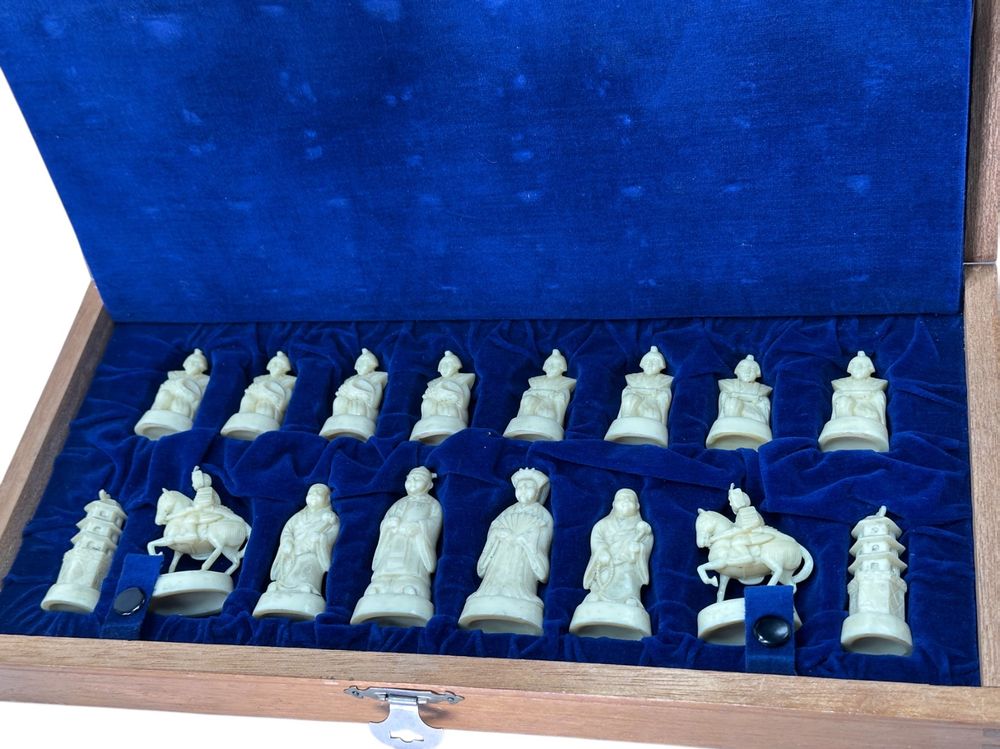 Jeu d'échecs (1) - Terre cuite, bois, résine