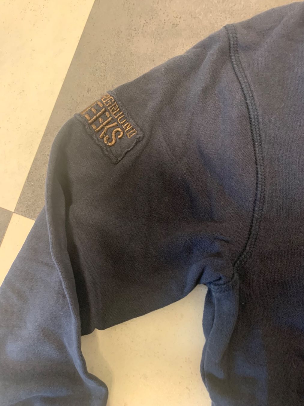 Pullover & Sweatshirts: Pullover – Gebraucht aus Luzern von Boudin03 2