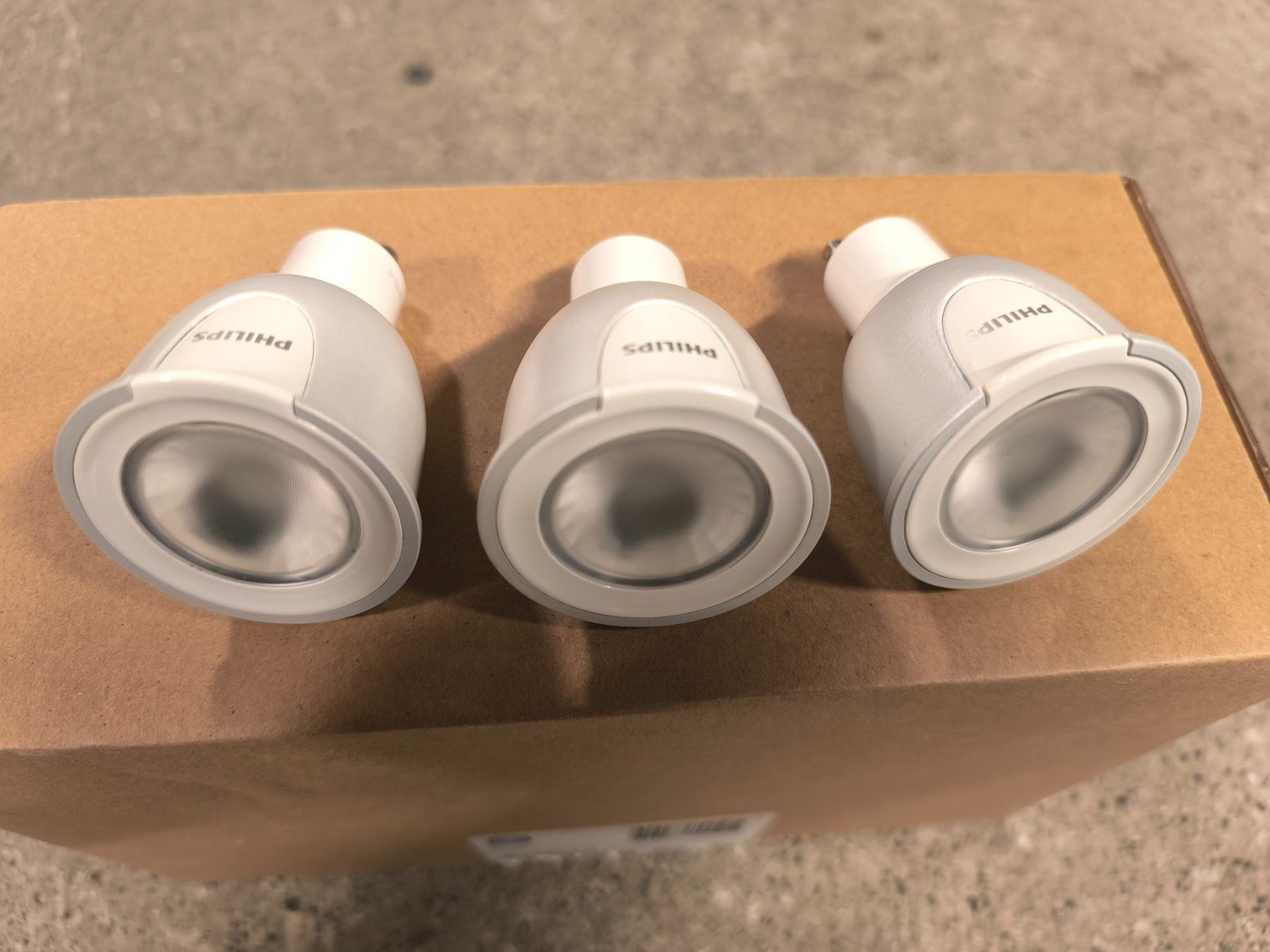 Philips Lampen: Philips Hue WCA Gu10 3 Stk – Gebraucht aus Burgdorf von Glizzy