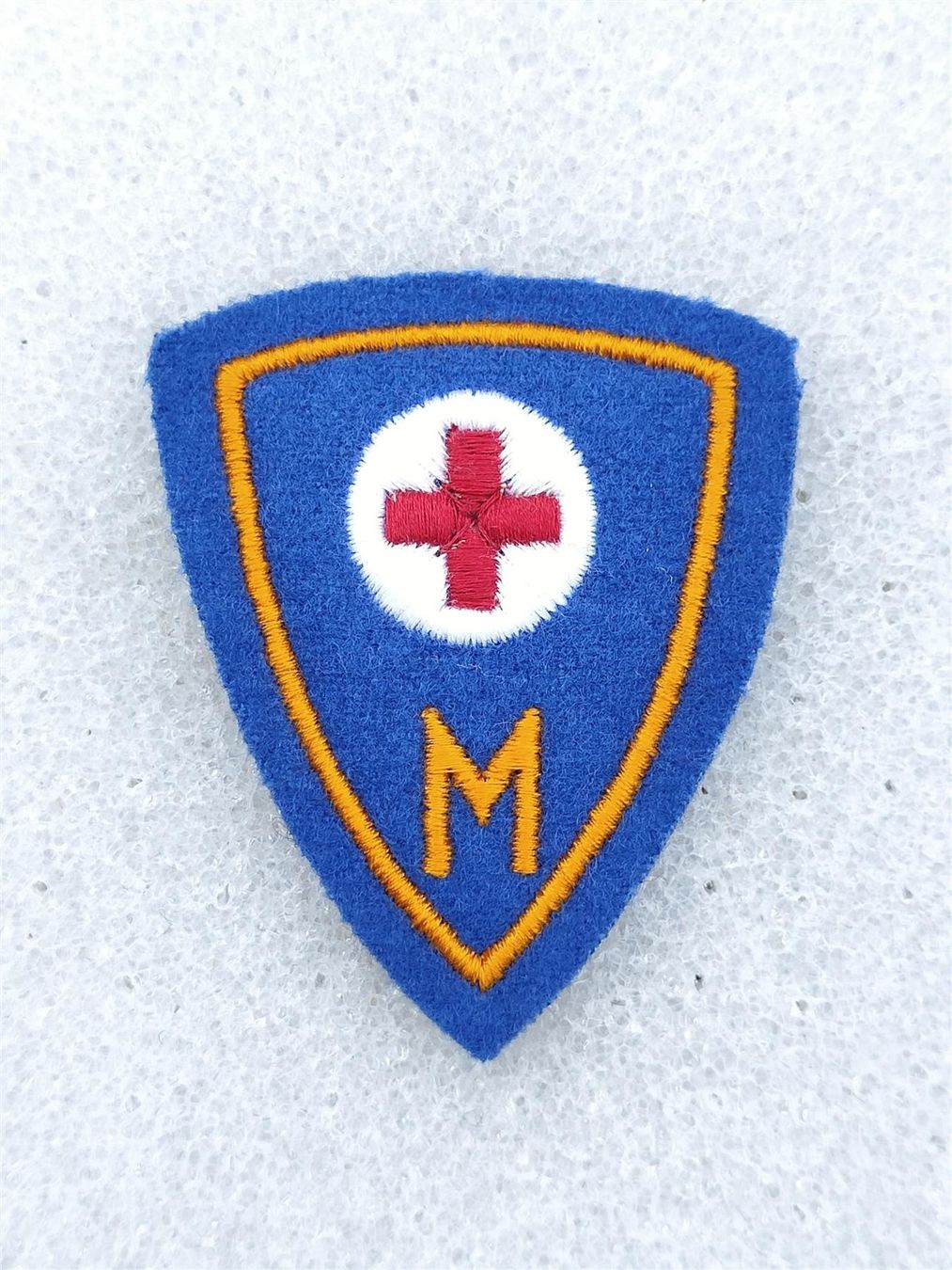 Placchette & Badge: Abzeichen Sanitätsmaterialsoldat 1972 V2 – Usato da Bauma venduto da SwissMilitaria