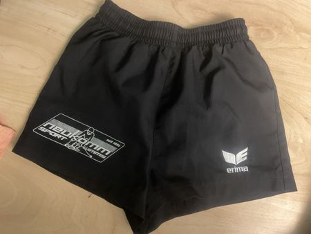 Leichte Erima Sport Shorts schwarz Gr. 110 mit Logo 