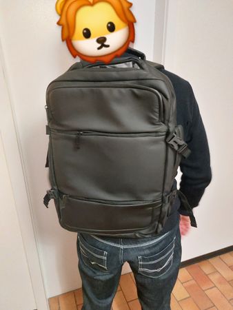 Geräumiger Reiserucksack schwarz, viele Fächer