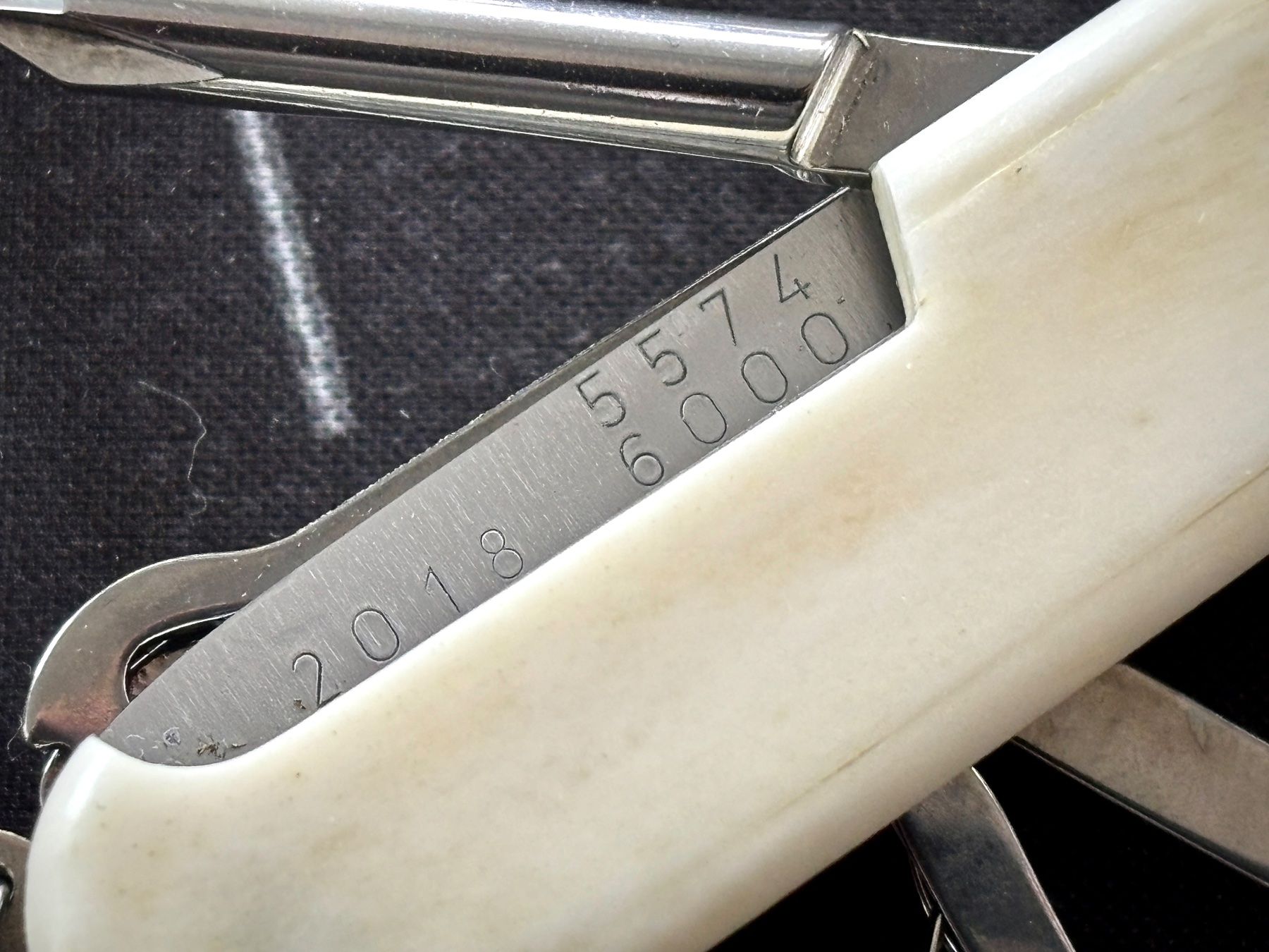 Victorinox Coltelli tascabile: Victorinox Damast 2018 Compact-Mod., Büffelknochen-Schalen – Nuovo (secondo la descrizione) da Frauenkappelen venduto da Doc_Snyder 5