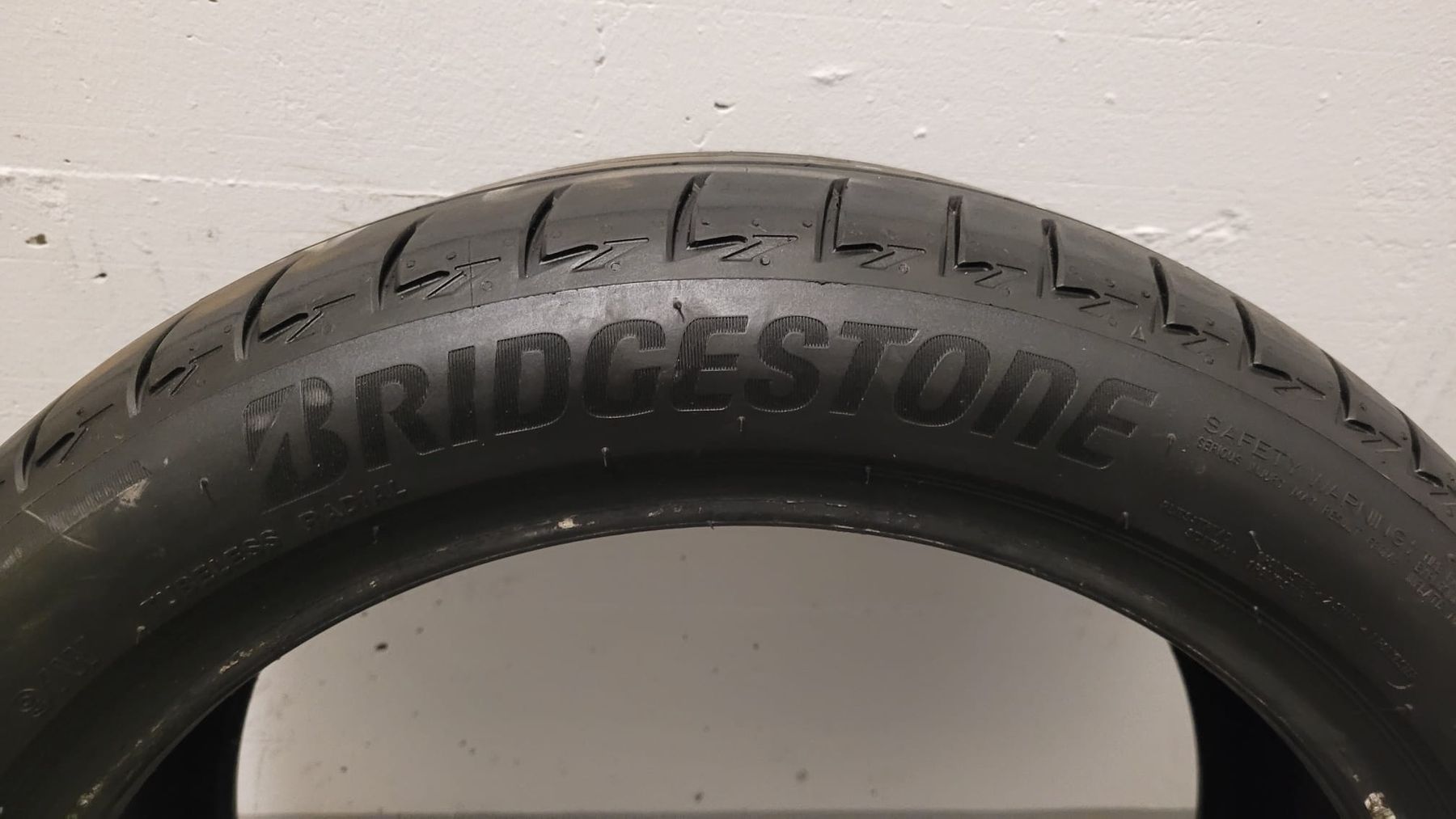 Bridgestone Pneus & Kompletträder: 4 x Sommerreifen 225/45 R18 91W MO (Top-bewertet) – Gebraucht aus Bern von Angie.me