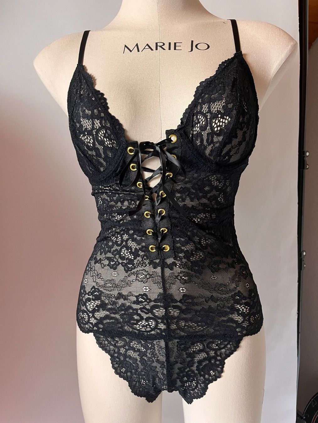 Altra biancheria intima: JETTE, Spitzen-Body, Grösse 70B, Farbe Schwarz – Nuovo e nell'imballaggio originale da Rudolfstetten venduto da gst_g7xl