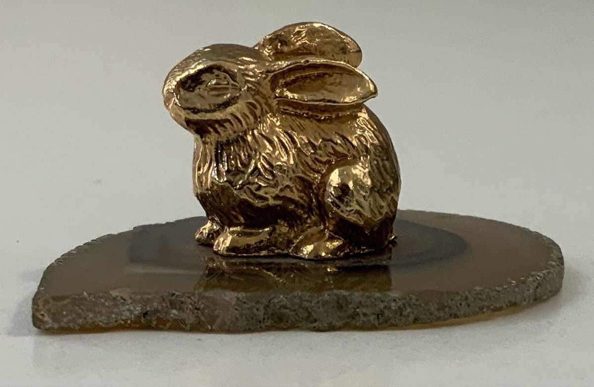 Statuette: Petit lapin doré sur agate – Usato da rolle venduto da Tontonjulot