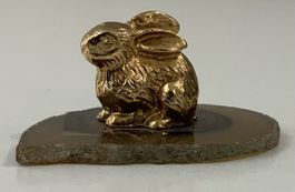 Petit lapin doré sur agate