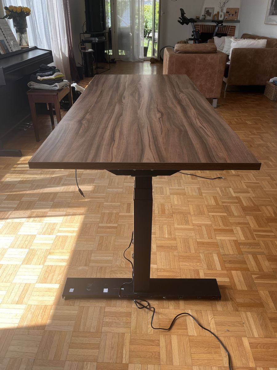 Tavoli: Standing Desk Walnut Finish Black Frame Excellent Condition – Nuovo (secondo la descrizione) da Zollikerberg venduto da Krystof.lenk 1
