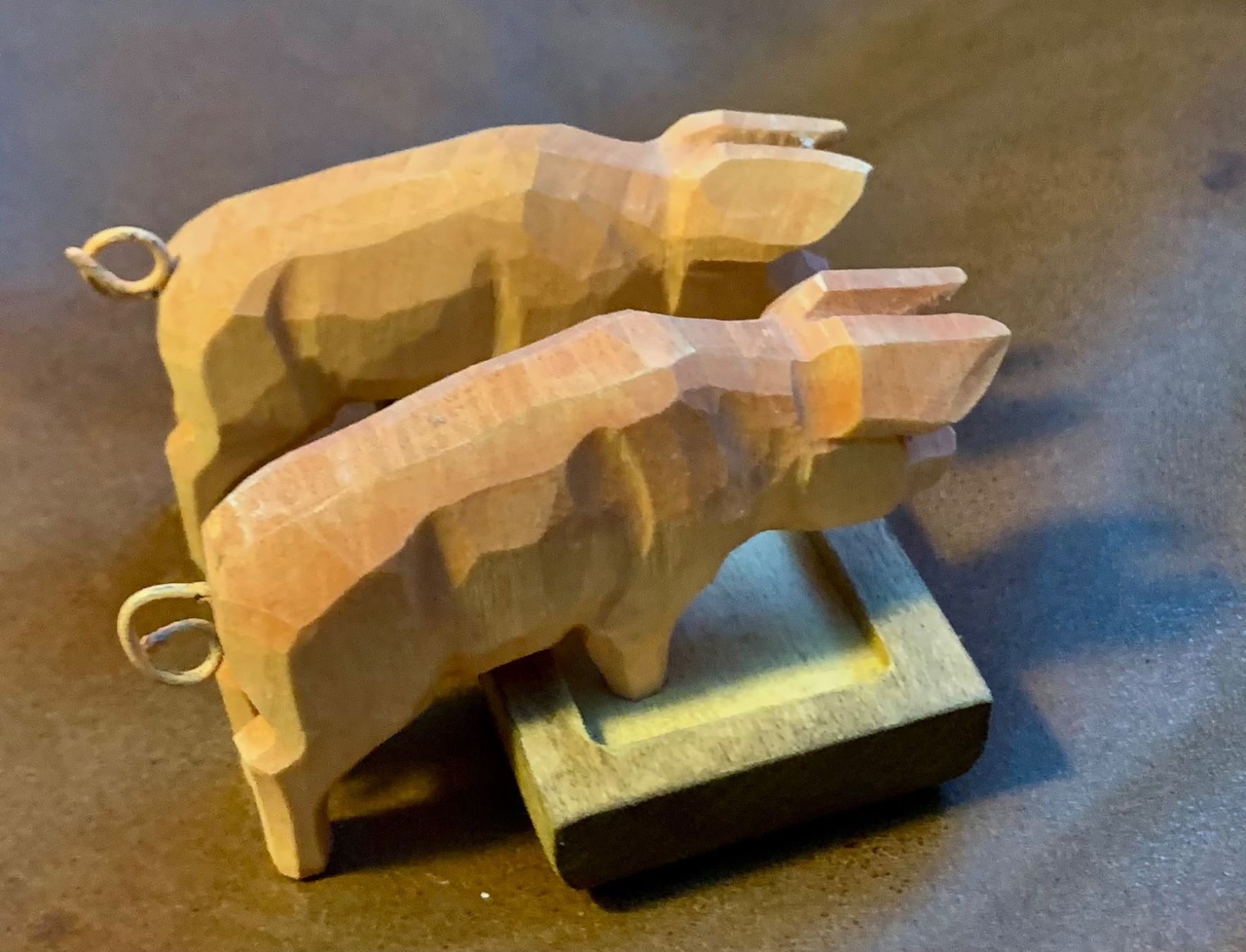 Figurines: Junge Schweine mit Trog, Huggler Brienz Holz – D'occasion à Kloten par petrol5555 1
