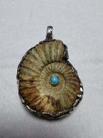 Ammonite Fossil Anhänger mit Opal