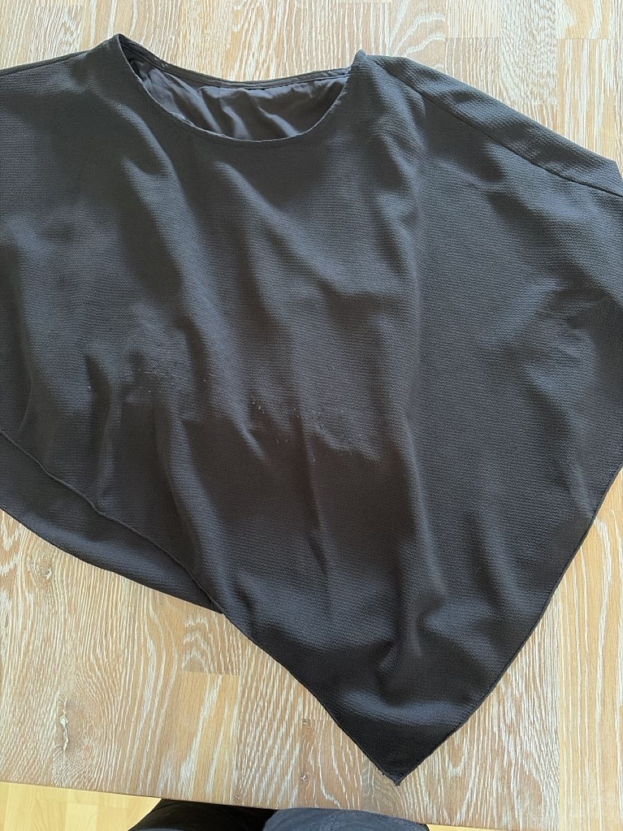 Top: Schwarzes, stylisches Poncho Oberteil Gr. M  – Usato da Schöftland venduto da nevio74