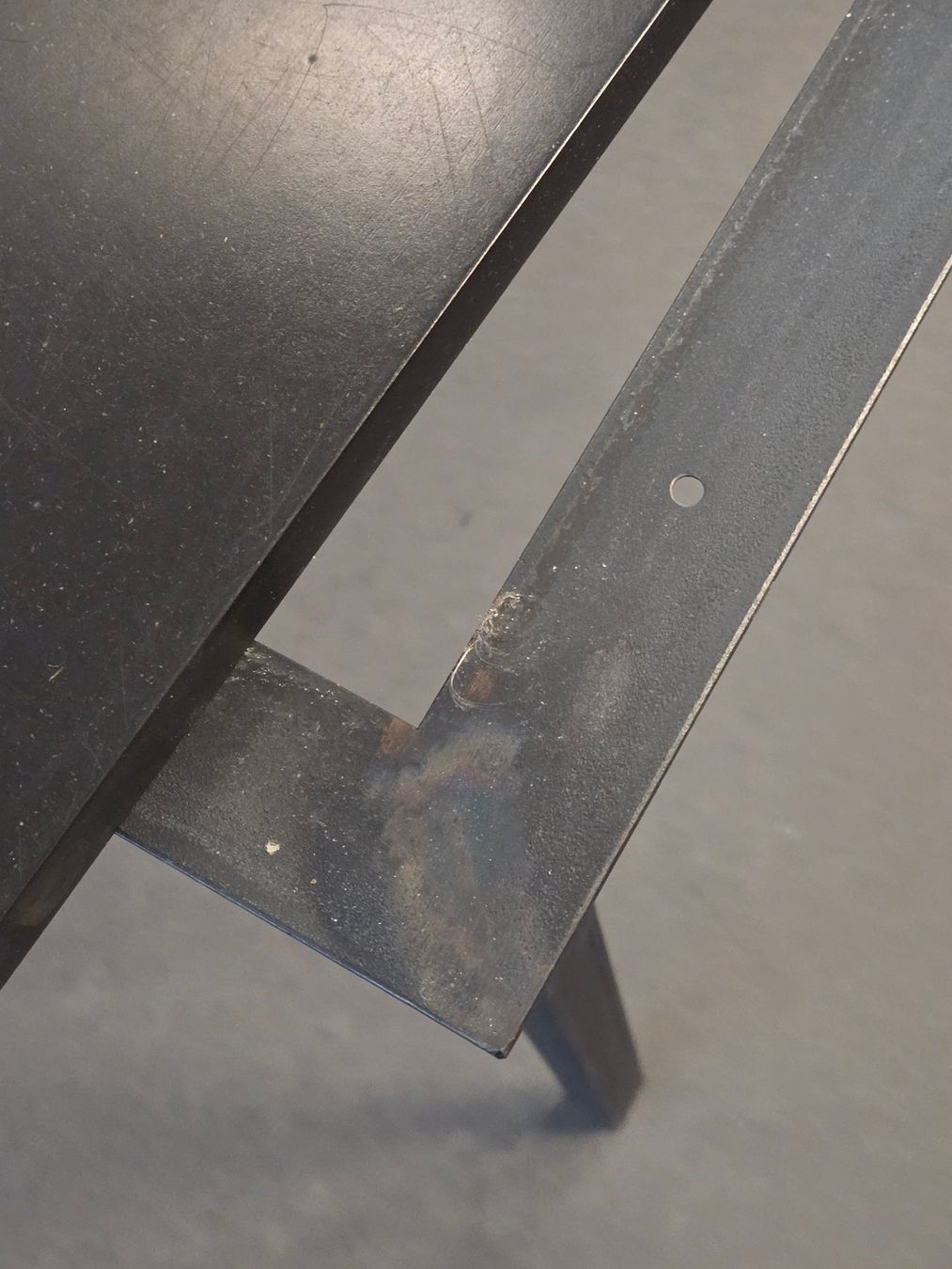 Scrivanie: Arbeitstisch mit Metallgestell und MDF-Arbeitsplatte – Usato da Zürich venduto da mdo_6fw2 2