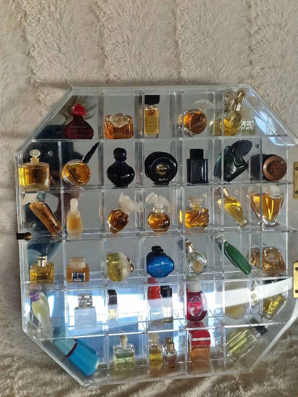 Profumi & Eau de Toilette: vitrine plexiglas avec parfum – Usato da versoix venduto da 928