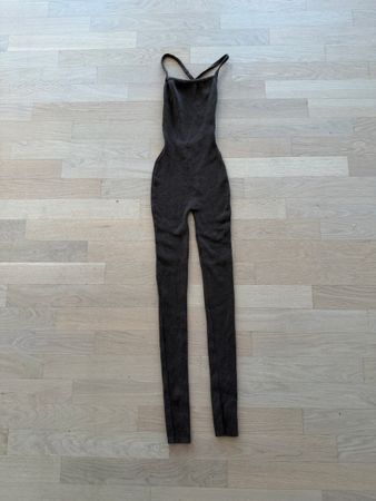 My Outfit Online Ribbed Jumpsuit Braun – Rückenfrei