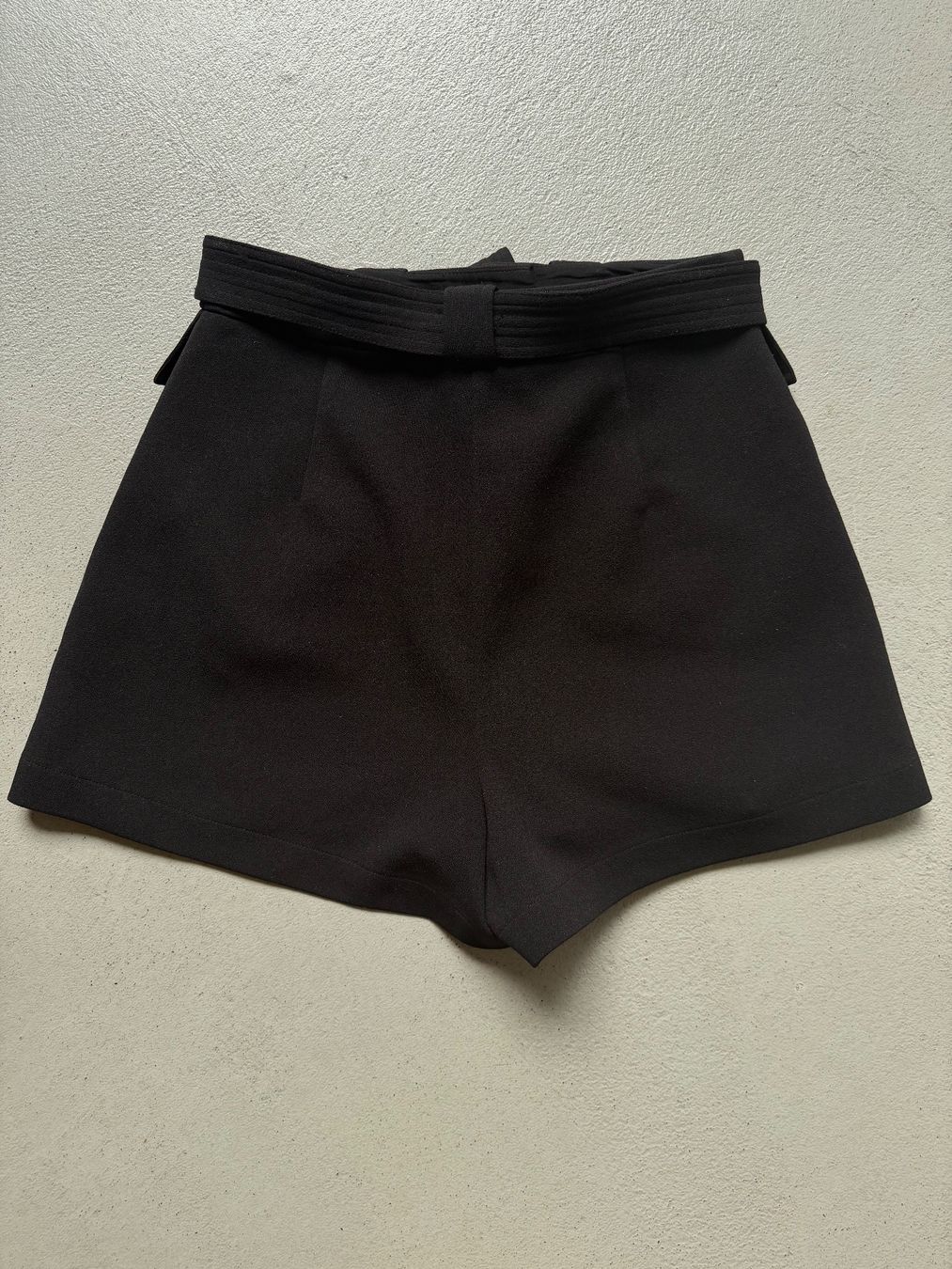 Maje Pantaloni: Maje Shorts mit Palmen-Schmuckdetail – Usato da St-George venduto da alaixee 2