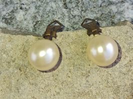 Ein  paar kleine Perlenklips, Farbe: Gold und Silber