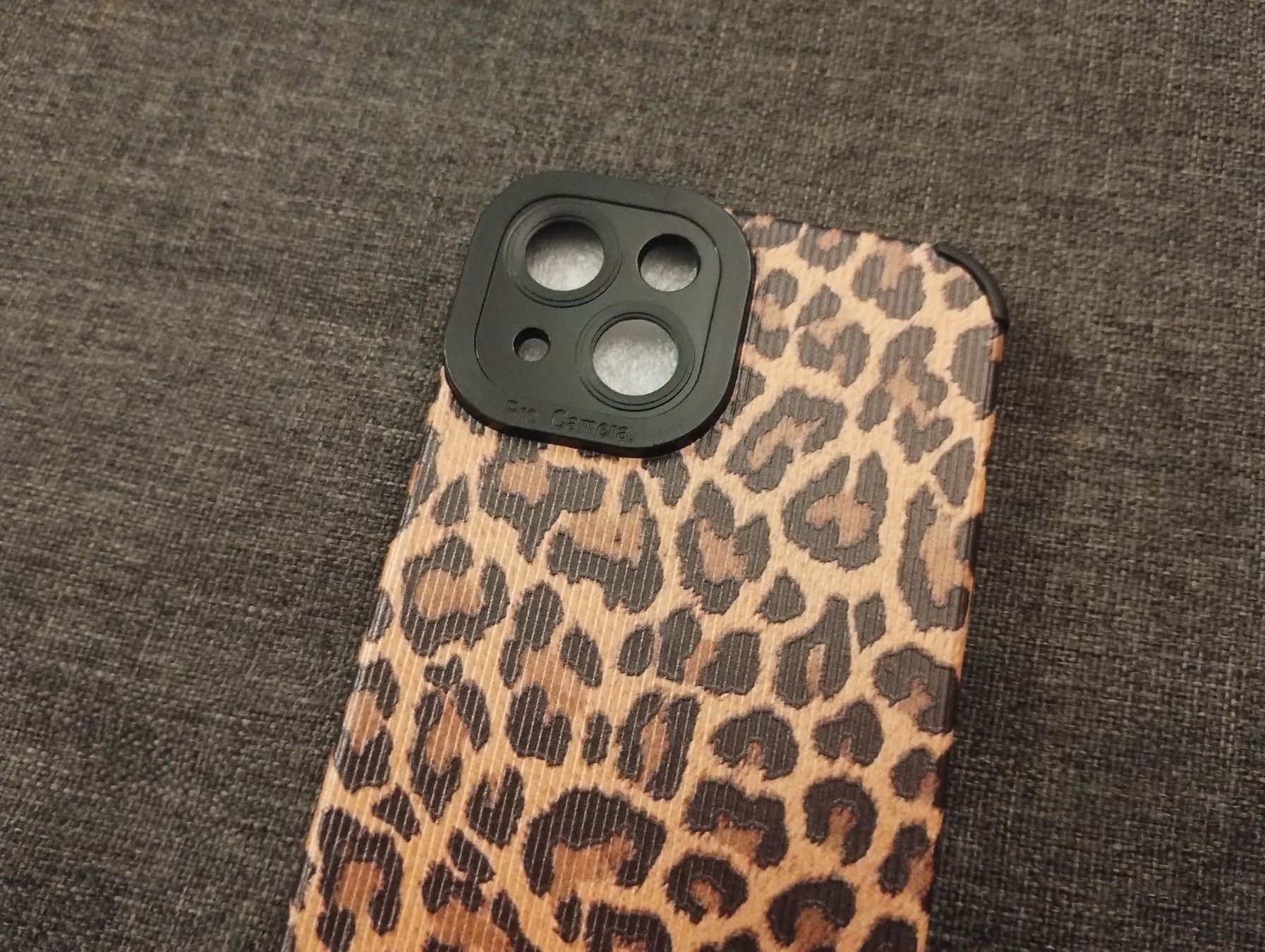 Apple Covers & Schutzfolien: Silikonhülle Leopard Still für Iphone 14 – Neu und originalverpackt aus Lausanne von KUNKI-DESTOCK 1