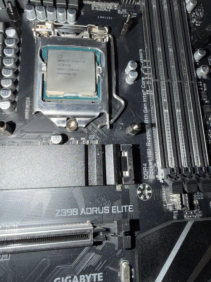 Intel Componenti elettronici: Gigabyte Z390 AORUS ELITE avec CPU Intel i7 9700k – Usato da Riddes venduto da dav_6xfd