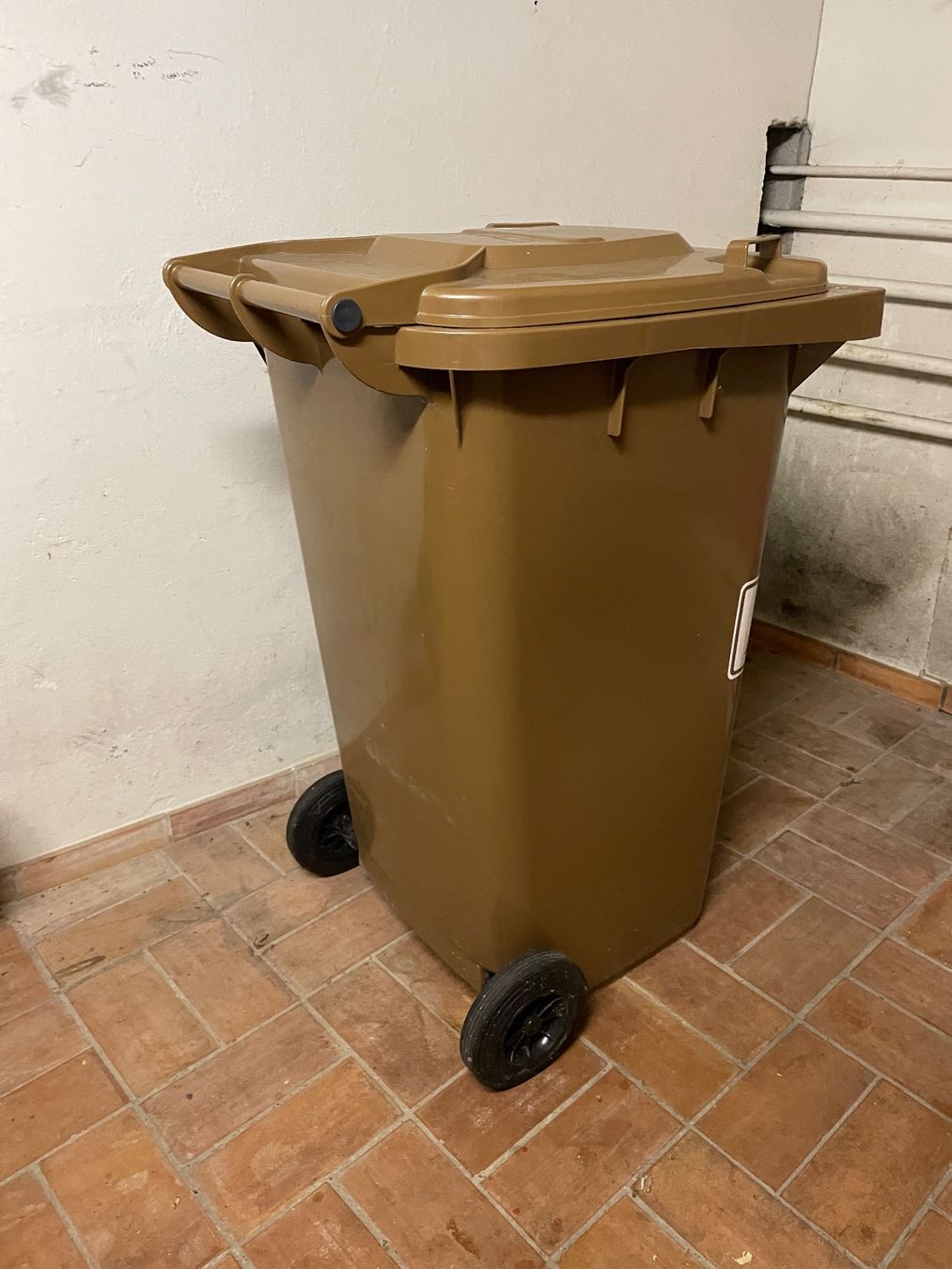 Sonstiges für Büro & Gewerbe: Roll-Abfallbehälter Altpapier braun, 240L – Gebraucht aus Luzern von Grany_ 1