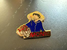 Mondo Anstecknadel/Pin Asiatin mit Früchtekorb, Goldig.