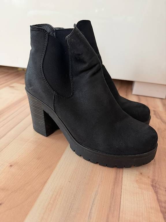 Chaussures femmes: Schwarze Stiefeletten mit Blockabsatz – D'occasion à Rorschach par Tara234 2