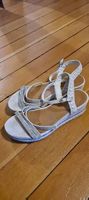 Weiss glänzende Sandalen mit Keilabsatz