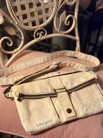 Umhängetasche Desigual weissbeige mit Muster guter Zustand