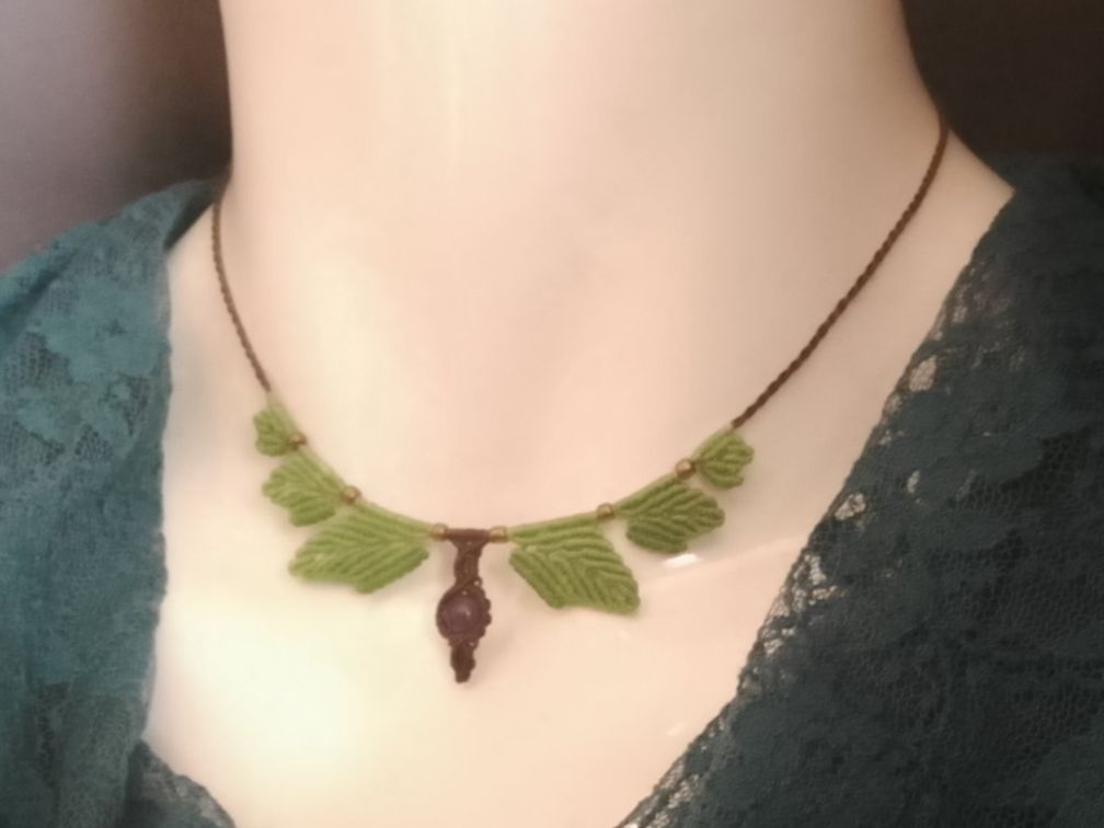 Catenine: florale Makramee Kette/ Choker mit Amethyst - Handgearbeitet – Nuovo (secondo la descrizione) da Pfäffikon ZH venduto da Emporos_42 1