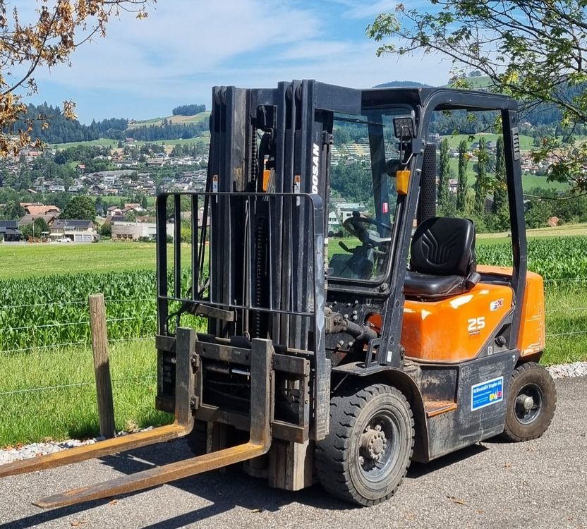 Stapler Doosan DIESEL 2,5 T M. TRIPLEX & ZINKENVERSTELLGERÄT (Gebraucht ...