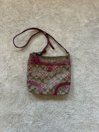 cute vintage coach shoulder bag with pink flowers  