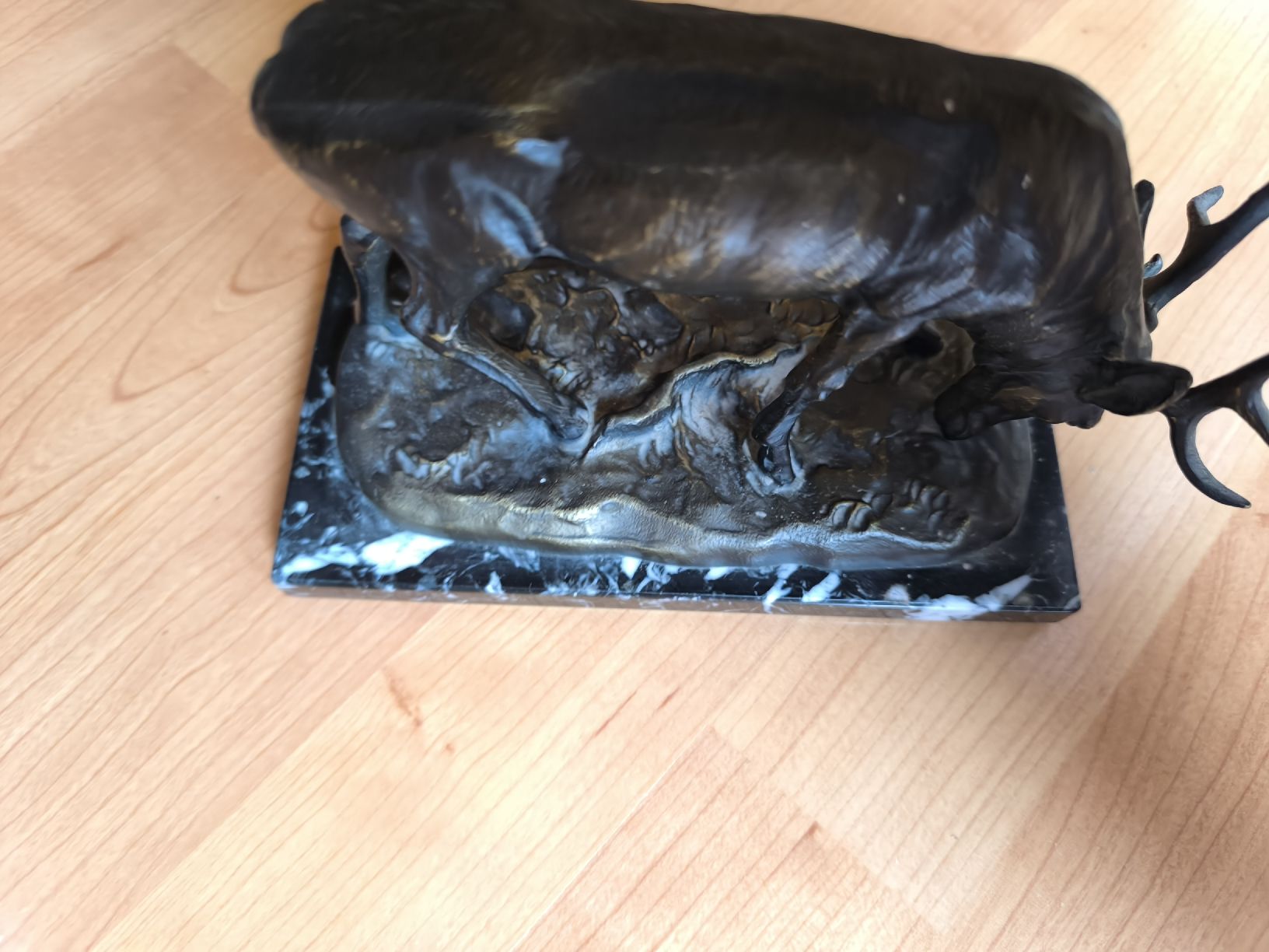 Statuette: Antike Hirsch-Skulptur / Bronze-Optik auf echtem Marmor – Usato da Mühlehorn venduto da nat_nj8k 1
