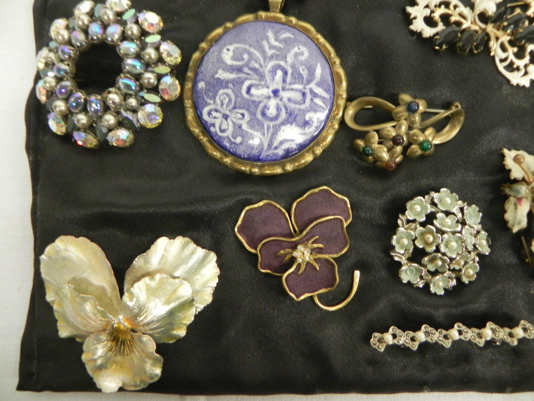 Broschen & Nadeln: Lot Brosche Strass Porzellan Versilbert – Gebraucht aus Basel von sellout007 5
