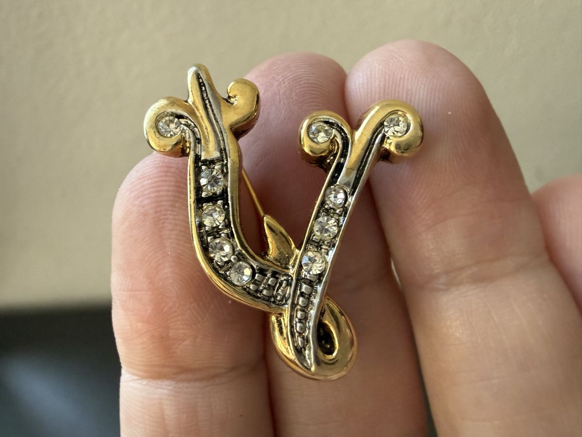 Spille & Fermagli: Vintage-Brosche mit Initiale V goldfarben mit Strass. – Usato da Lamone venduto da LaCantinaMagica 1