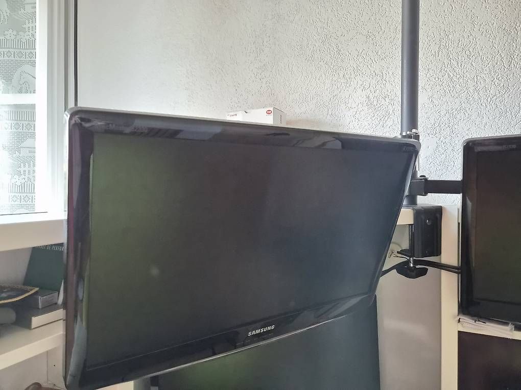 Samsung Monitor: Écrans Samsung + pied bureau – Usato da Fey venduto da coc_g627 1