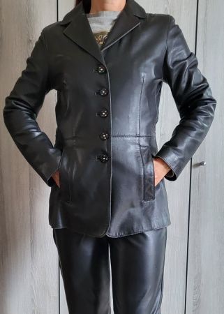 Blouson en cuir noir.