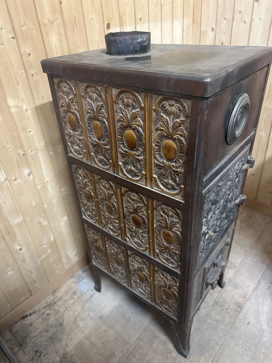 Altri mobili d'antiquariato: Antiker Kachelofen dunkelbraun – Usato da Baar venduto da Hillsboro 2