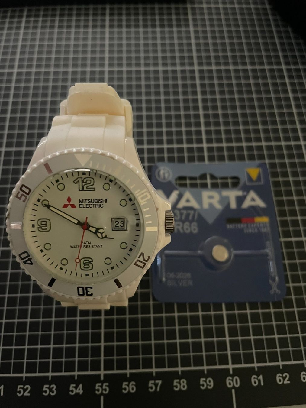 Mitsubishi Montres: Mitsubishi Werbeuhr weiss – Neuf (Voir description) à Oftringen par Otlehm 1