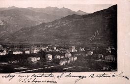 Ortsansicht mit Blick in die Berge