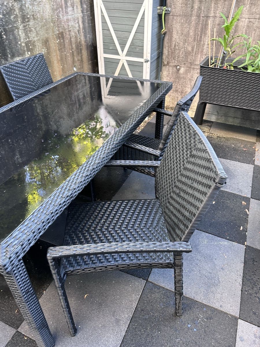 Set di tavolo e panche: Gartenmöbel Set Limare, Tisch mit Glasplatte , 4 Stühle – Usato da Baden venduto da rockabashady 2