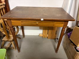Antiker Holztisch mit Schublade gebrauchter Zustand