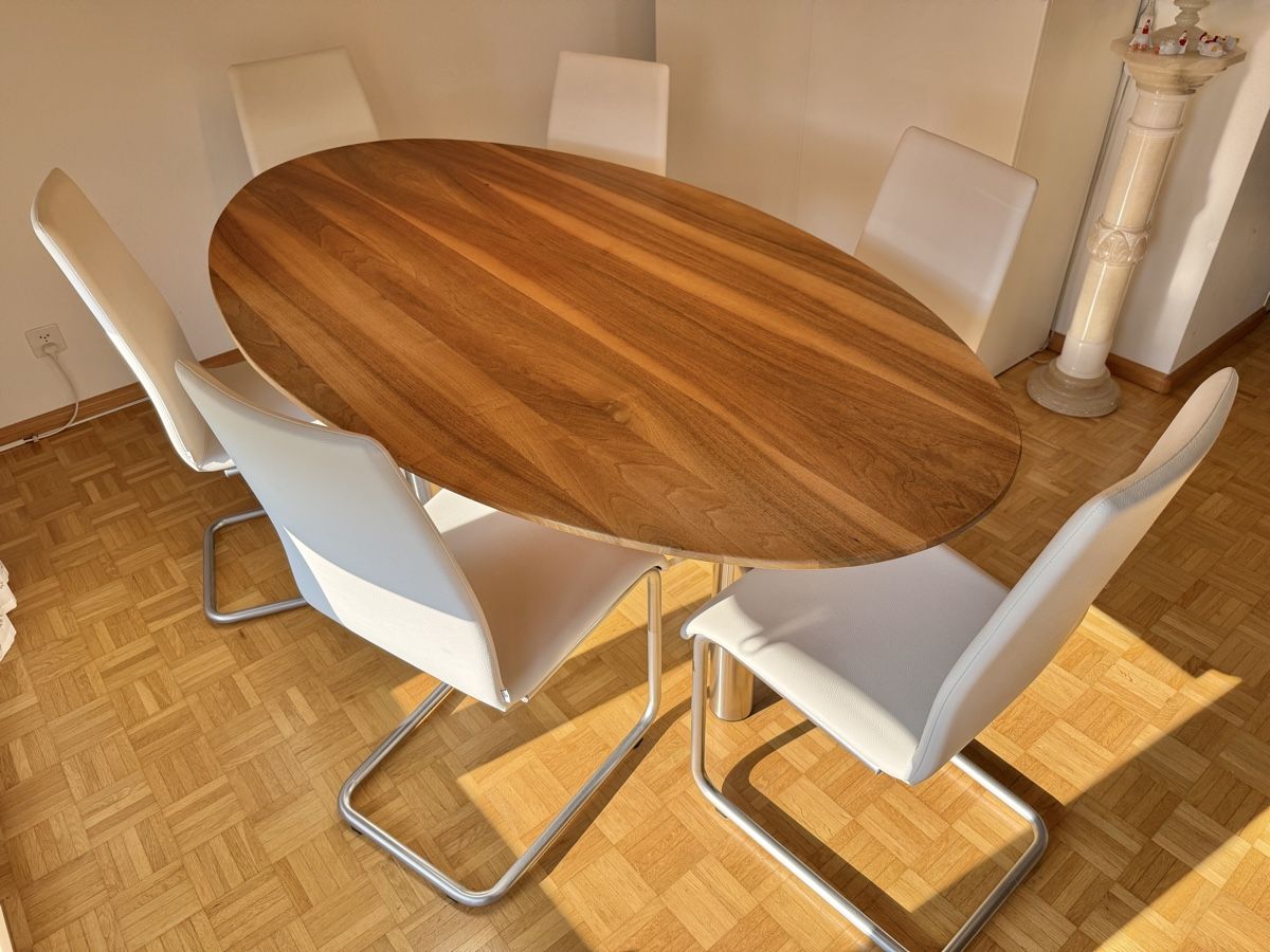 Tables: Esstisch aus Nussbaumholz, massiv – D'occasion à Birsfelden par Stadtcowboy