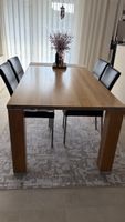 Esstisch aus Holz mit 4 schwarzen Ledersesseln