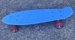 Penny Board blau, mit leuchtenden Rollen