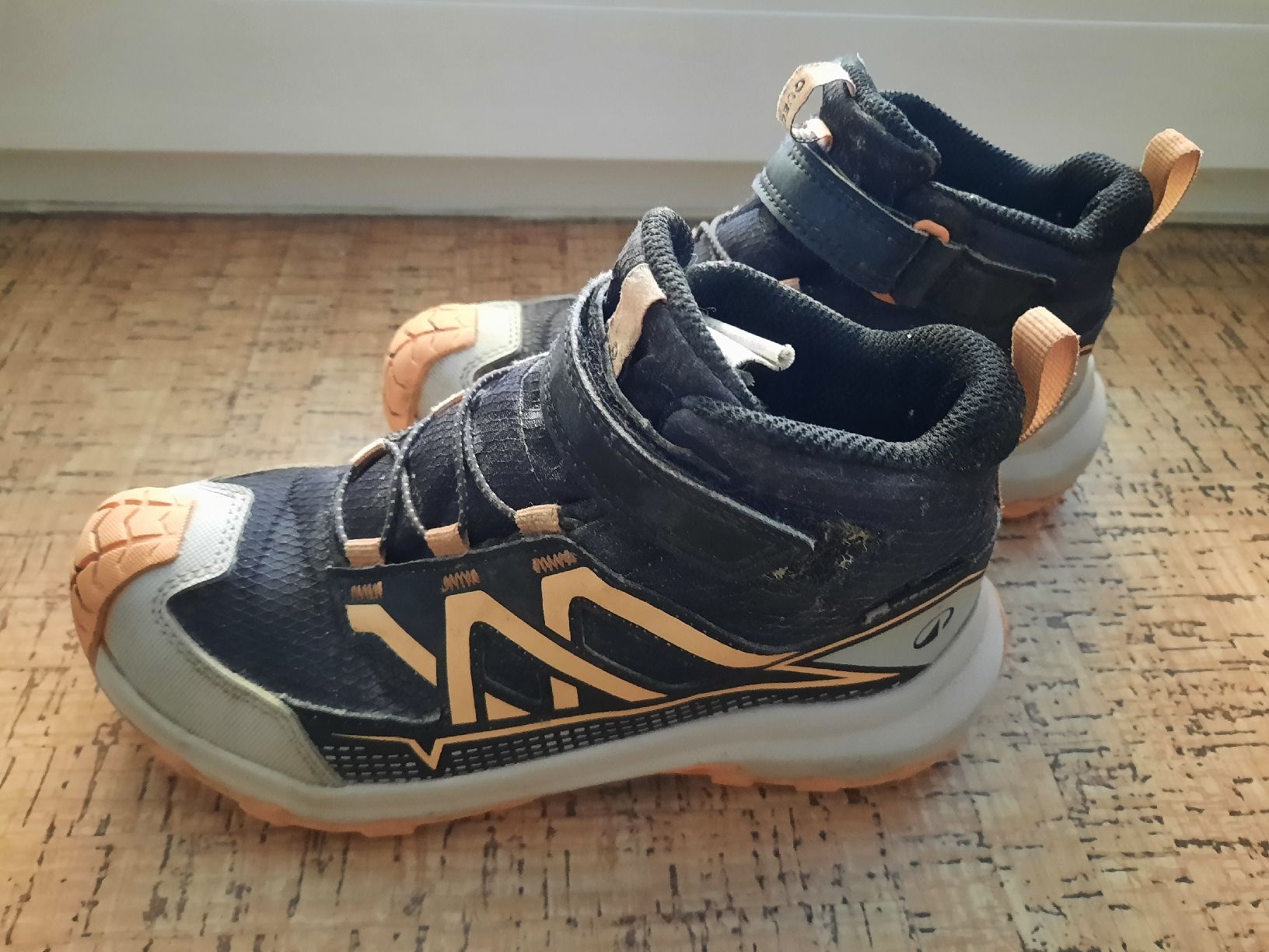 Decathlon Scarpe per ragazzi: Quechua Wasserdichte Kinder Wanderschuhe Grösse 30 orange – Usato da Ettingen venduto da Guggerin 1