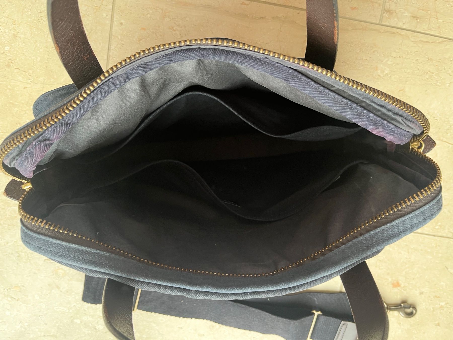 Valigie & Borse: Filson Tablet Briefcase Navy Made in USA – Usato da Wangen b. Olten venduto da ricochet56 7
