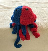 Amigurumi Qualle rot-blau