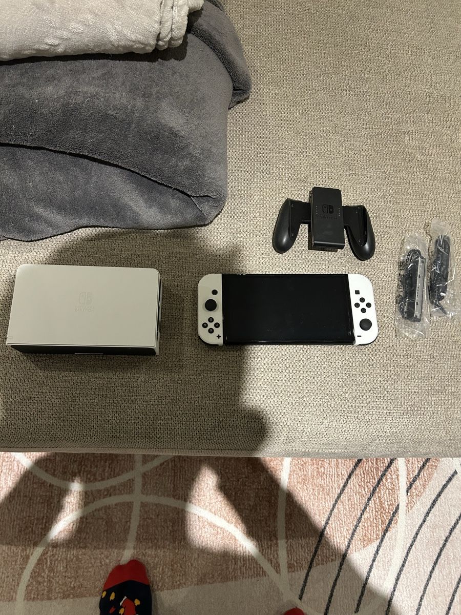 Nintendo Console: Nintendo Switch OLED, comme neuve, peu utilisée! – Nuovo (secondo la descrizione) da Couvet venduto da ramires88