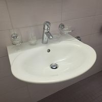 Lavabo / Waschbecken mit Wasserhahn – gebraucht 